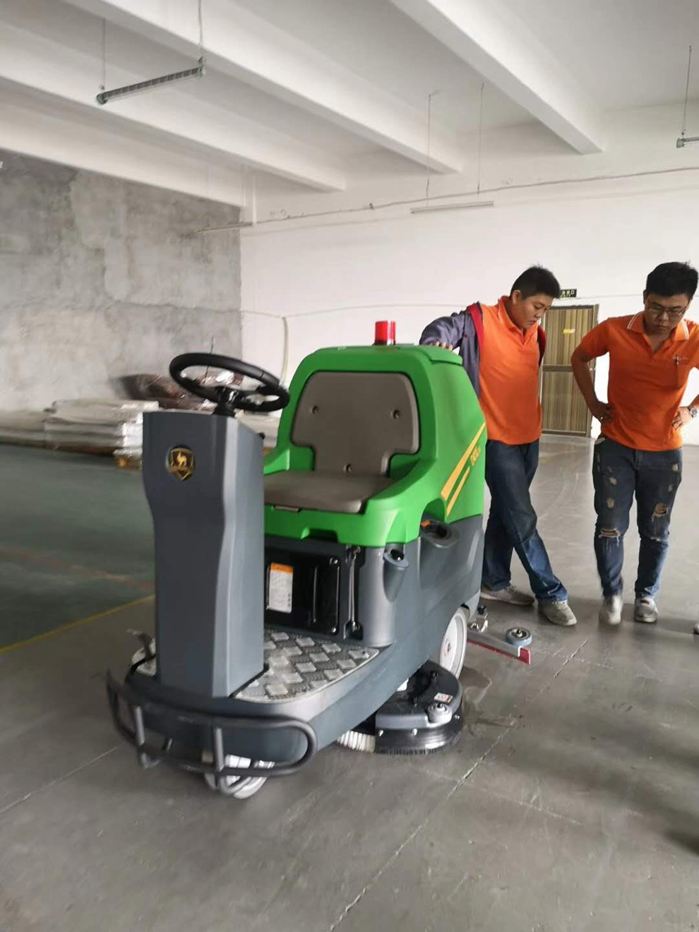 DQX Series electric floor scrubber